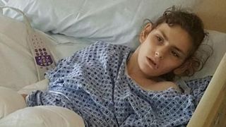 "Plangea si urla de durere". Un barbat si o femeie au "spalat" o tanara cu dizabilitati in inalbitor si sare de baie