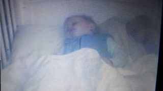 Ti se face pielea de gaina. Au vazut pe baby monitor fantoma unui bebelus in pat langa copilul lor