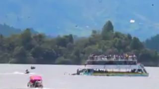 Sase persoane si-au pierdut viata si alte 16 raman disparute, dupa ce o ambarcatiune s-a scufundat intr-un lac din Columbia