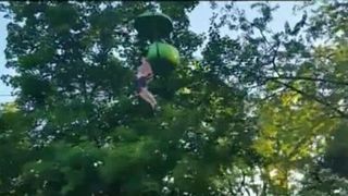 "Gatul ii este blocat! Il are prins!". O fata de 14 ani a cazut din gondola si a ramas suspendata. Clipe de teroare intr-un parc de distractii