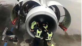 O pasagera a aruncat cateva monede in motorul avionului pentru noroc