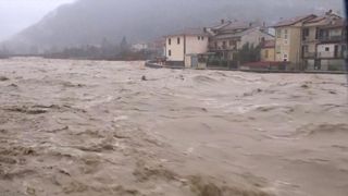 Cel putin 15 morti si zeci de mii de persoane evacuate in sudul Chinei, in urma unor inundatii