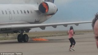 Un avion cu peste 60 de oameni la bord a aterizat de urgenta la Denver, cu un motor in flacari
