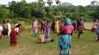 Razbunarea mamelor! Un agresori de copii, legat si batut de femei in India