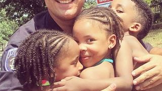 Gestul impresionant facut de acest ofiter de politie pentru o familie care locuia pe strada