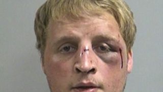 Si-au rugat un prieten sa stea cateva ore cu fetita lor de 1 an, iar ce a urmat este monstruos. Vecinii au fost nevoiti sa intervina