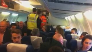 Insotitor de bord internat dupa ce a fost batut de un pasager