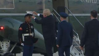 Donald Trump, viral pe internet, din nou! Presedintele american incearca sa ajute un militar ramas fara chipiu, insa vantul i-a stricat planurile