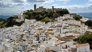 Orasul spaniol unde nu exista politie si toata lumea e angajata! Fiecare salariat primeste 1.200 de euro pe luna si casa gratis