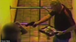 Incident horror la pizzerie! A amenintat un angajat cu pistolul la cap fiindca nu i-a facut discount la pizza