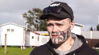 Tanarul cu tatuaj pe jumatate de fata nu-si gaseste loc de munca. Mama lui i-a comentat pe reteaua de socializare: &bdquo;Sunt mandra de tine, fiule&rdquo;