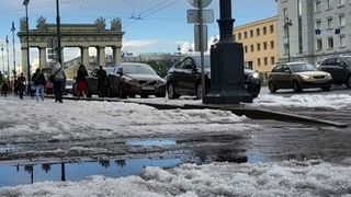 A nins in plina vara. Strazile sunt acoperite de un strat de gheata si zapada