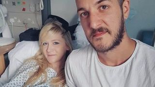 Parintii bebelusului Charlie Gard isi abandoneaza batalia judiciara prin care voiau sa-l mentina in viata