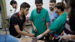 "Sora mea si cei doi copii ai ei au fost ucisi", a declarat o femeie plangand. Opt civili, inclusiv patru copii, ucisi intr-un raid aerian in Siria