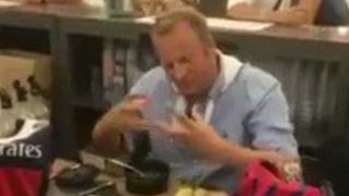 Un primar a mancat un sobolan, dupa ce a pierdut un pariu. „Seamana cu carnea de iepure”