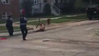 Imaginile care fac inconjurul lumii - Un barbat si-a taiat singur penisul si alerga dezbracat printr-un cartier din Chicago!