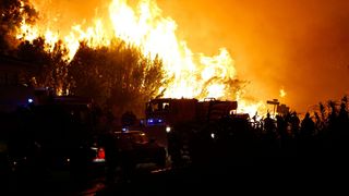 Peste 10.000 de persoane au fost evacuate in timpul noptii din cauza incendiilor de vegetatie din Corsica si sudul Frantei