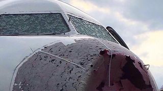 Cel putin 10 raniti in urma unei furtuni puternice la Istanbul. Avion, distrus din cauza grindinei