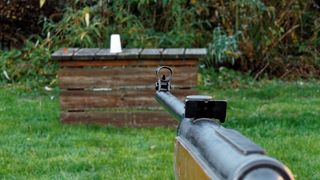 Un violator care a agresat si ucis o fetita de 3 ani a fost executat in public cu o arma Kalasnikov! Sute de oameni au filmat momentul