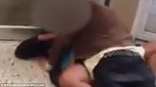 Femeie, surprinsa de politisti in timp ce intretinea relatii sexuale orale cu iubitul, in fata unui club