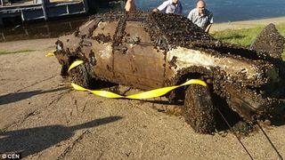 Descoperire cutremuratoare intr-o masina scufundata pe fundul raului Volga