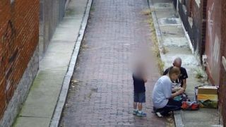 Mama filmata injectandu-si heroina in fata copilului de 4 ani! Ce s-a intamplat dupa ce politistii au vazut imaginile