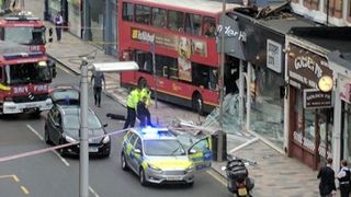 Mai multi raniti dupa ce un autobuz double-decker a intrat intr-o cladire la Londra