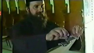 Sute de serpi au invadat o manastire, inainte de praznicul Adormirii Maicii Domnului. Credinciosii spun ca sunt facatori de minuni si i-au sarutat