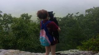 O fotografie i-a adus moartea! O tanara de 18 ani, impinsa de pe stanca de catre iubitul ei in timp ce fotografia peisajul