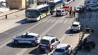 Alerta in Marsilia! O persoana a murit si alta a fost ranita dupa ce un vehicul a intrat in doua statii de autobuz