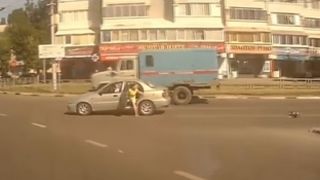 Imagini socante! O fetita cade din masina in timpul unui viraj