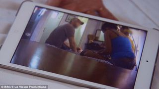 Poveste socanta! Copii de cinci ani, vanduti catre pedofili chiar de mamele lor. Doua mame satisfaceau cele mai perverse fantezii ale pedofililor, live, in fata camerei web