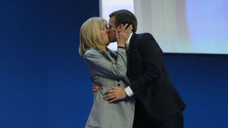 Povestea de dragoste dintre Emmanuel Macron si sotia sa a facut inconjurul planetei. Cum arata cele doua fiice ale ei