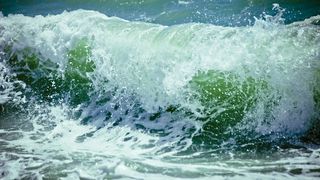 Tragedie in sudul Rusiei! 14 persoane au murit si alte 8 au fost ranite, dupa ce un autobuz plin s-a rasturnat in mare