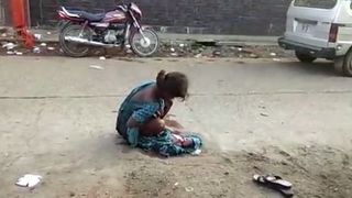 Parasita de iubit si abandonata de familie, o tanara de 17 ani a fost fortata sa nasca in strada, la 30 metri de spital, dupa ce medicii au refuzat sa o ajute