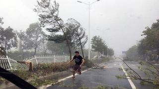 O noua furtuna, Pakhar, se abate asupra Hong Kong-ului si Macao la cateva zile dupa taifunul Hato
