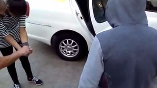 Ce le-a obligat un taximetrist sa faca pe doua cliente care nu au avut bani sa-si achite cursa