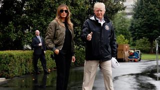 Melania Trump s-a dus la inundatiile din Texas cu tocuri cui si ochelari de soare. Aparitia care a infuriat americanii