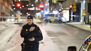 Politist injunghiat in spate si in gat la Stockholm; un suspect arestat