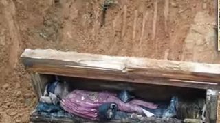 Au sapat o groapa si au dat de o cutie mare de lemn! Cand au deschis-o, i-au vazut trupul! Cine era inauntru!