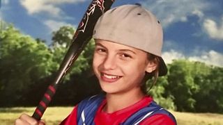 O jucatoare de softball, in varsta de 14 ani, gasita moarta pe terenul de sport. A fost omorata in bataie cu un ciocan de catre un baiat care ii vindea marijuana