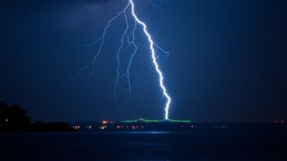 Cel putin 15 persoane au fost ranite, dupa ce mai multe fulgere au lovit un festival de muzica din Franta