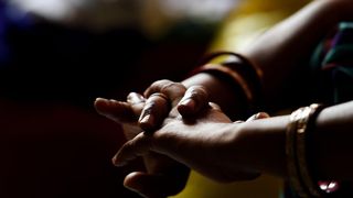 O fata de 12 ani din India s-a sinucis dupa ce profesoara a batjocorit-o in fata clasei, pentru ca era la menstruatie