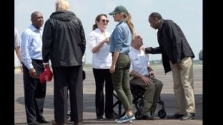 Melanie Trump, din nou in mijlocul unui scandal! Cum a venit imbracata la locul devastat de uraganul   Harvey
