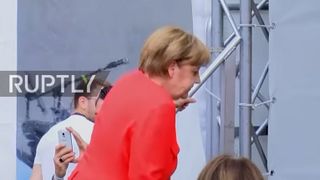 Merkel, lovita la soldul stang de o rosie aruncata din public, fluierata si insultata la un miting la Heidelberg