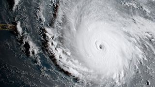 Panica maxima in Florida! Uraganul IRMA se pregateste sa mature totul in cale. Oamenii isi fac provizii de apa si mancare