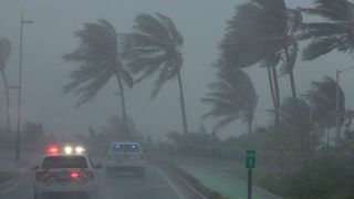 Uraganul Irma, de categorie 5, a ajuns in Cuba! 5,6 milioane de persoane din Florida au primit ordin de evacuare, benzinariile au ramas fara combustibil!