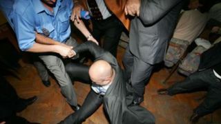 Un candidat la functia de consilier municipal i-a muscat pe membrii comisiei electorale