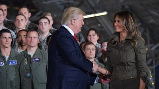 Donald Trump si-a impins sotia de pe scena dupa ce aceasta l-a prezentat publicului