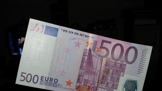 Politia de la Geneva ancheteaza un caz misterios de infundare a unor toalete cu bancnote de 500 de euro